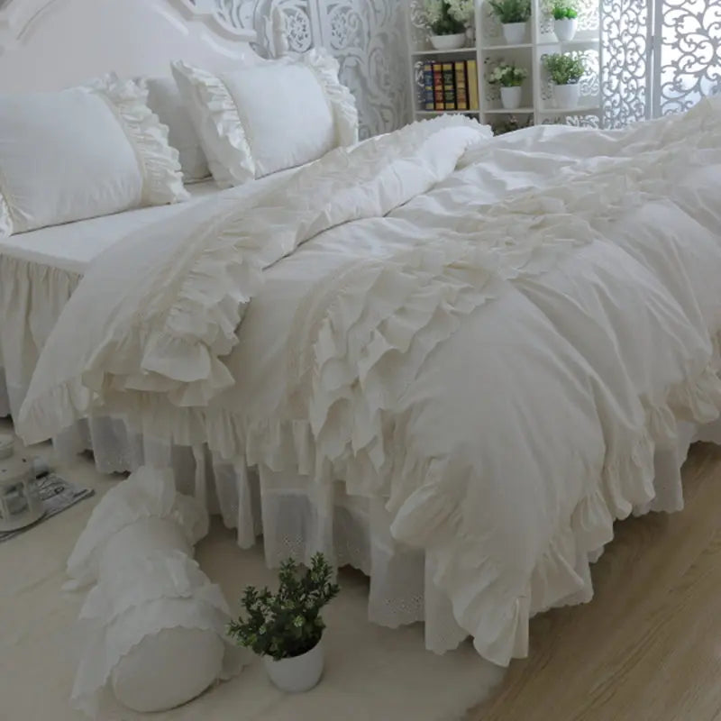 Détail de la broderie et de la dentelle sur la housse de couette