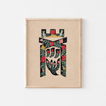 Cette image représente une œuvre d'art décorative avec des fleurs rouges et des motifs géométriques noirs sur un fond beige, encadrée dans un cadre en bois.