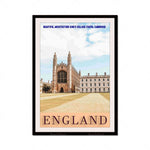 Une magnifique illustration de la chapelle King's College de l'université de Cambridge, en Angleterre, avec son architecture gothique impressionnante et sa cour ensoleillée.
