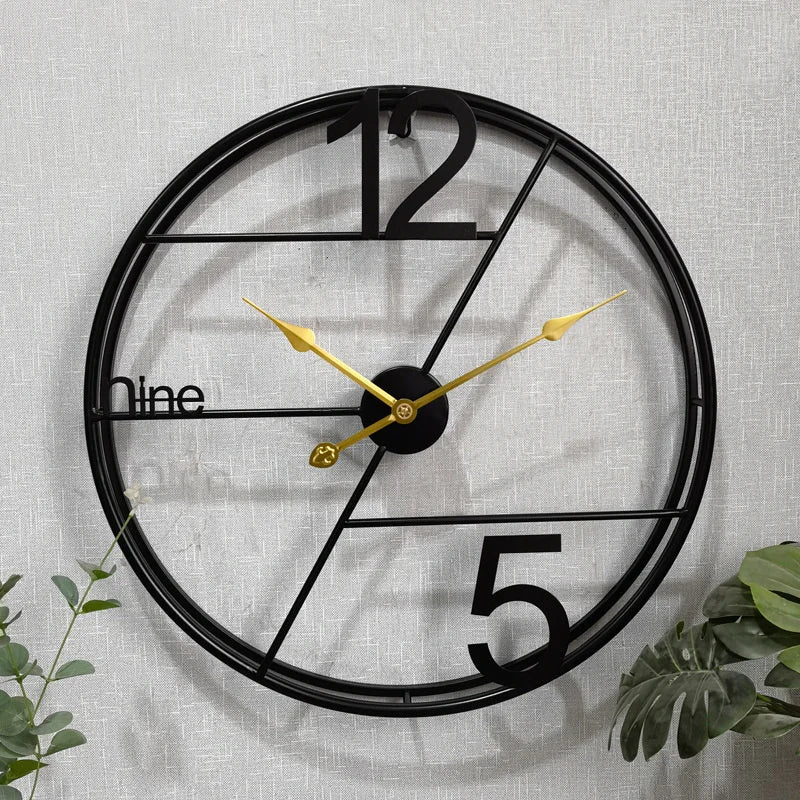 Horloge murale dorée dans un salon contemporain