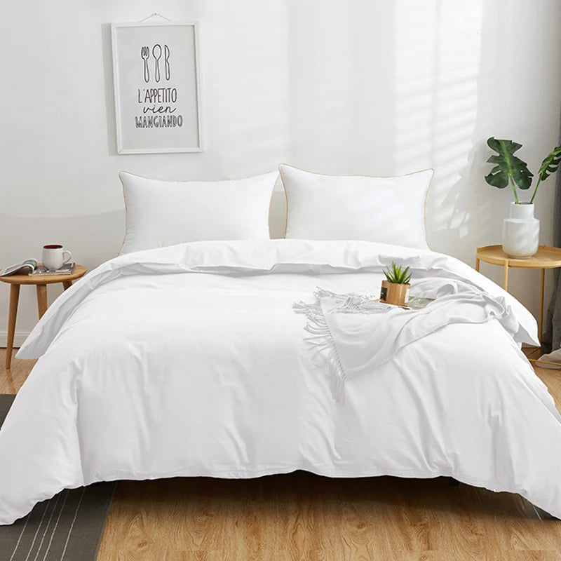 Housse de couette blanche dans une chambre décorée