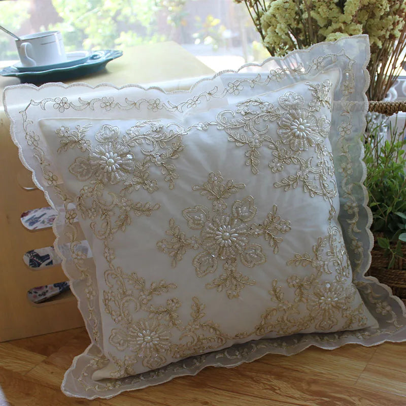 Coussin décoratif dentelle rouge pour décoration intérieure