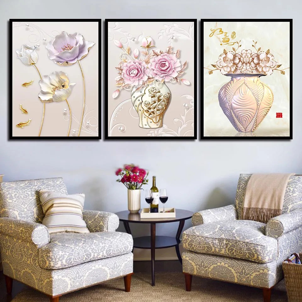 Élégant arrangement floral avec vase et peintures murales dans un salon confortable.