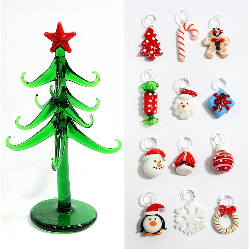 Ornements pendentifs en verre suspendus à un sapin de Noël traditionnel