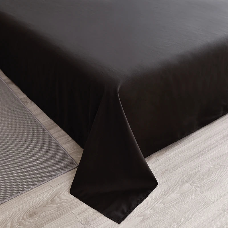 Parure de lit noire dans une chambre décorée avec style