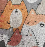 Paillasson chats cartoon rouge absorbant l'humidité dans un couloir