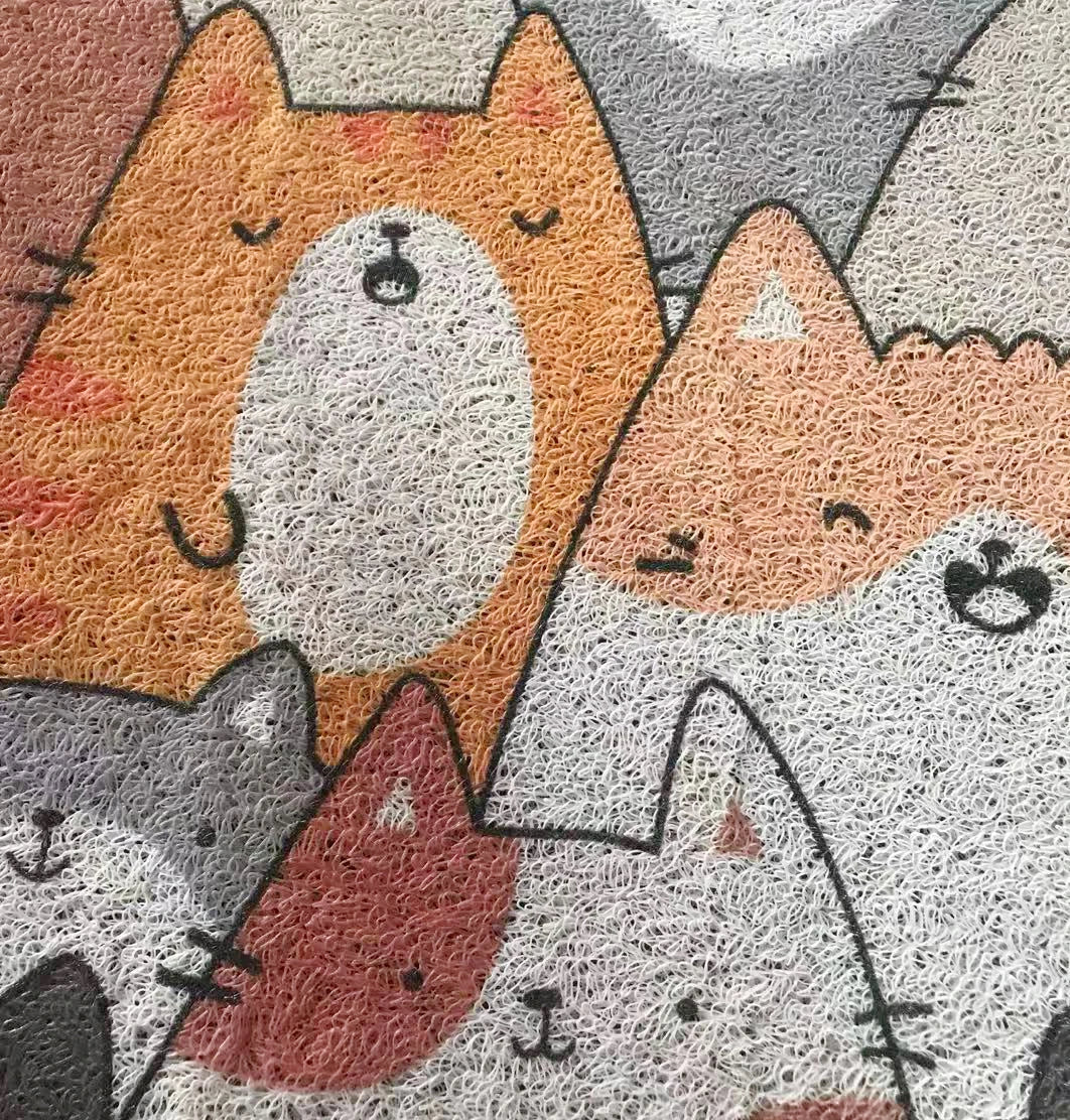 Paillasson chats cartoon rouge absorbant l'humidité dans un couloir