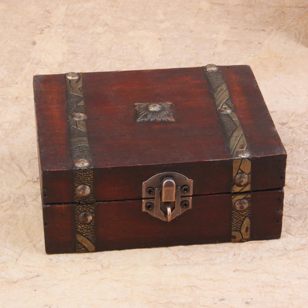 Détail de la serrure et de la finition en bois laqué
