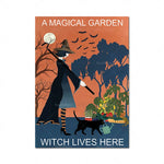 Une sorcière dans un jardin magique, avec des chauves-souris et un chat noir, une pleine lune et un paysage d'automne à l'arrière-plan.
