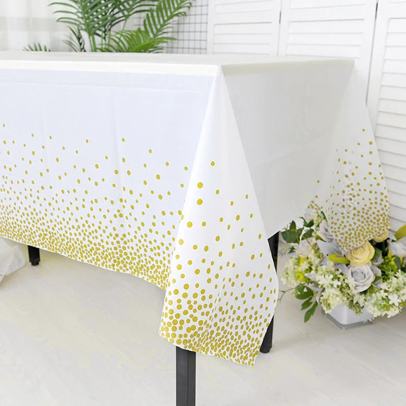 Nappe à pois noirs pour mariage avec décorations élégantes