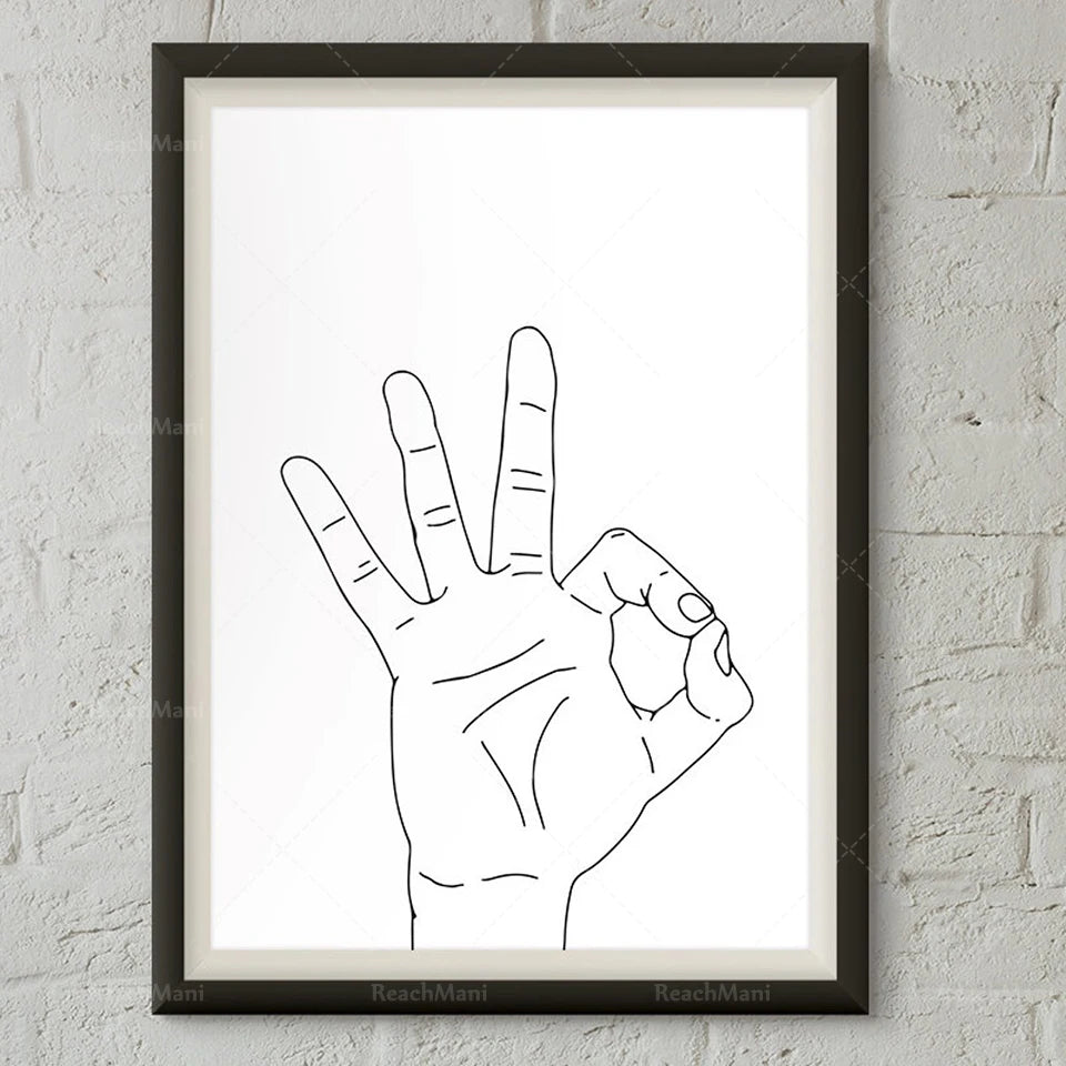 Une main levée, faisant le signe "ok" en gros plan, sur un fond blanc avec un cadre noir.