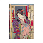 L'image représente une femme en costume traditionnel japonais, tenant un éventail et debout devant un décor de motifs floraux et de calligraphie japonaise.