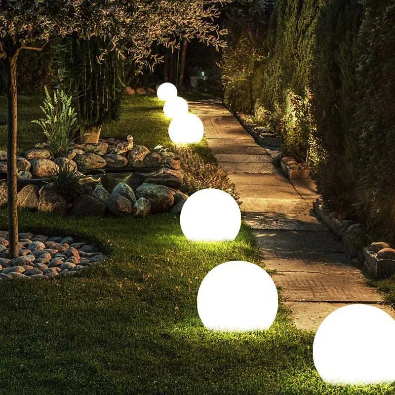 Boule lumineuse blanche sur une pelouse avec éclairage doux