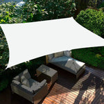 Voile d'ombrage triangle bleu ciel au-dessus d'une piscine