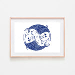 L'illustration montre deux petits animaux marins, probablement des poissons ou des créatures similaires, dans un style artistique avec des formes ondulées et des motifs en bleu sur fond blanc.