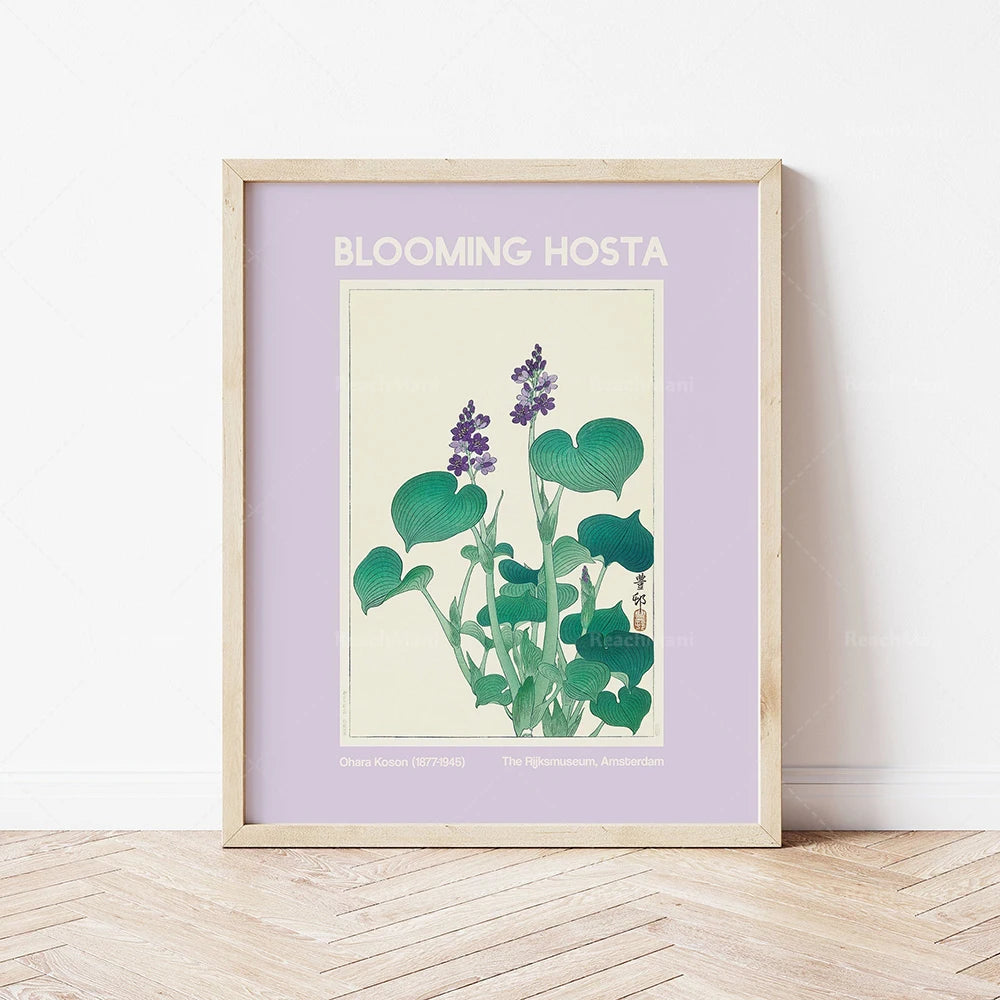 Cette image montre un affiche florale avec des fleurs de couleur violet foncé et des feuilles vertes.