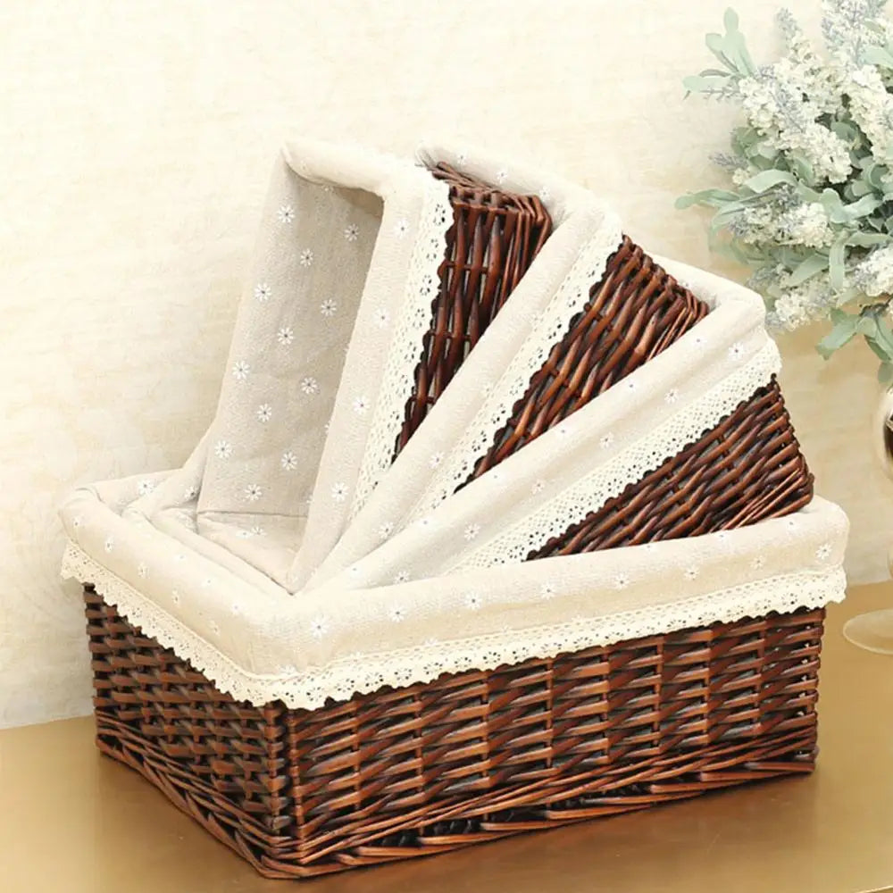 Panier en osier avec doublure tissée rouge sur une étagère en bois
