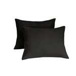 Housse de couette noire dans une chambre décorée