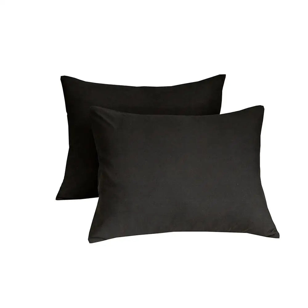 Housse de couette noire dans une chambre décorée
