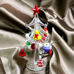 Détail de la figurine en verre sur un sapin de Noël