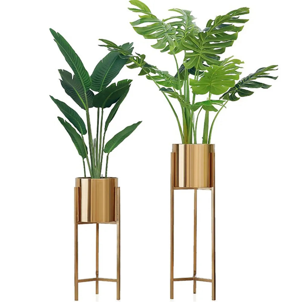 Pot de fleur en métal doré avec plante verte pour décoration intérieure