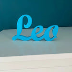 Ensemble de lettres jaunes autoportantes sur une étagère de nursery