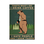 L'ours brun debout tenant une tasse de café dans une forêt de sapins verts sur un fond vert qui dit "C'est ce que je fais, je bois du café, je déteste les gens et je sais des choses".