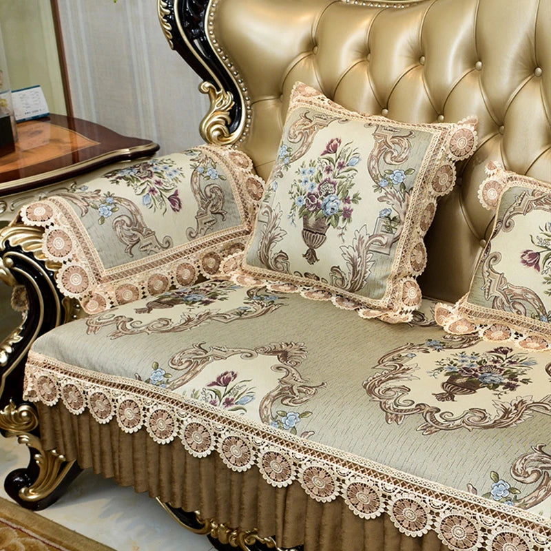 Le canapé en cuir doré est orné de coussins décoratifs aux motifs floraux et de bordures en dentelle, créant un style élégant et raffiné dans cet intérieur.