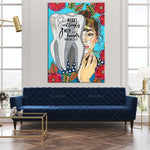 Une toile colorée représentant une femme aux mains habiles, entourée de fleurs éclatantes et d'un message inspirant sur la puissance des mains.
