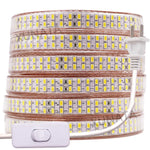 Bande LED double rangée étanche 240 LEDs/m éclairant un salon moderne