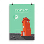 Une tour de phare rouge se dresse dans un paysage islandais, avec une lune et des montagnes en arrière-plan.