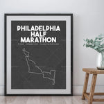 Affiche encadrée de la course du semi-marathon de Philadelphie, montrant le tracé de la course sur une carte foncée de la ville.