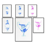 Ce jeu d'affiches décoratifs présente diverses illustrations florales abstraites dans des tons de bleu et de rose, disposées dans un agencement élégant.