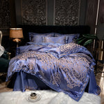 Détail des motifs géométriques jacquard de la housse de couette bleu or gris
