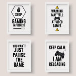 Quatre affiches encadrées avec des textes et des symboles humoristiques liés aux jeux vidéo.