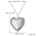 Collier avec pendentif coeur personnalisable vu de près