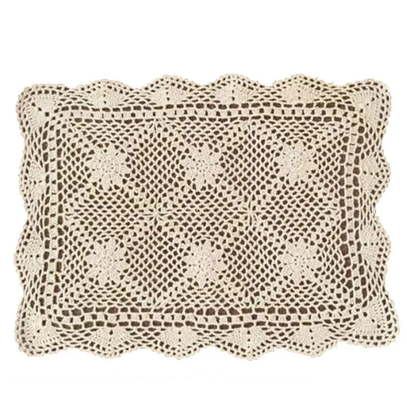 Napperon blanc crocheté sur table en bois