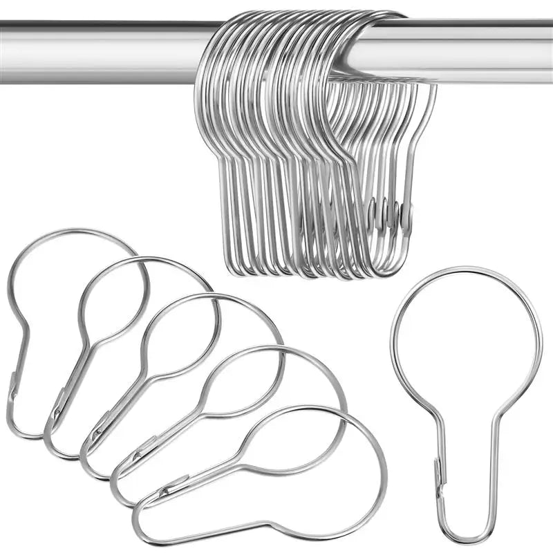 Ensemble de crochets pour rideaux en métal suspendus à une tringle chromée, en forme de goutte pour une fixation sécurisée.