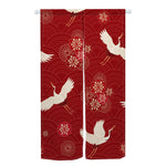 Rideau rouge orné de grues blanches et fleurs stylisées, ambiance japonaise raffinée pour entrée extérieure