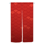 Rideau rouge japonais avec motifs graphiques de vagues Seigaiha, idéal pour porte d’entrée extérieure