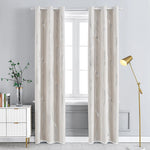 Rideaux beiges à motifs vagues installés sur une fenêtre blanche, ambiance élégante avec décoration dorée et végétale