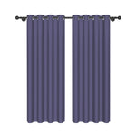 Paire de rideaux violet foncé à œillets métalliques, présentée sur fond blanc, idéale pour une ambiance moderne et élégante.