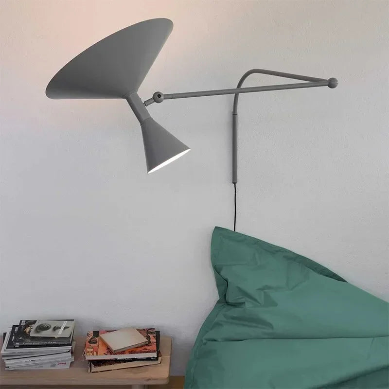 Détail de l'applique murale rotative avec abat-jour blanc