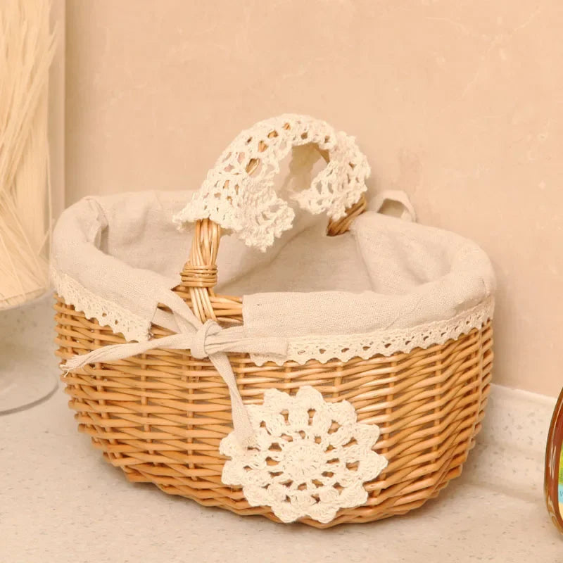 Boîte de rangement en rotin avec couvercle vert sur table en bois