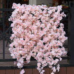 Détail des fleurs de cerisier artificielles en soie sur la guirlande