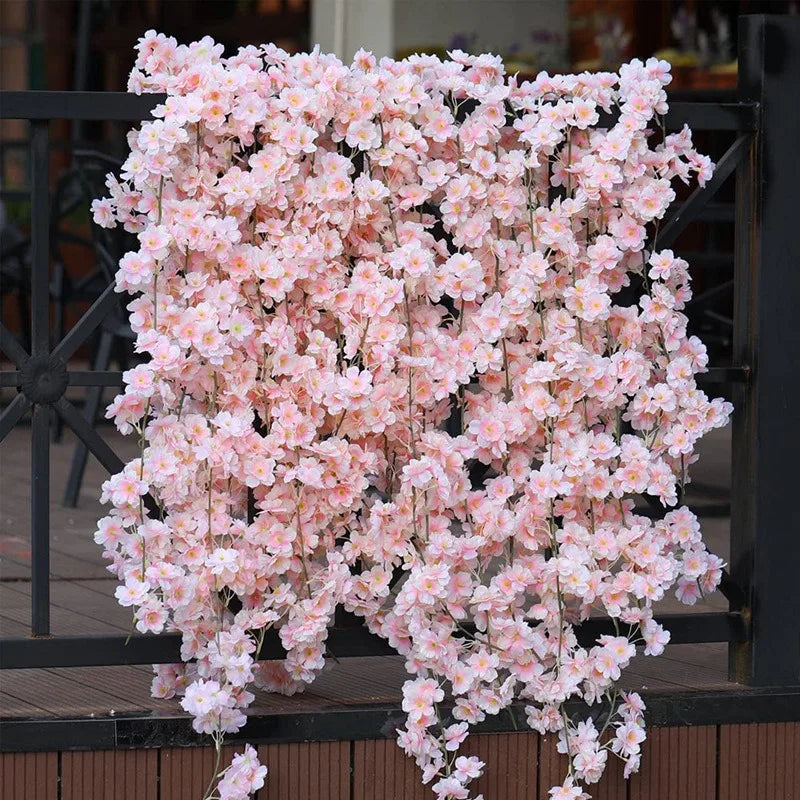 Détail des fleurs de cerisier artificielles en soie sur la guirlande