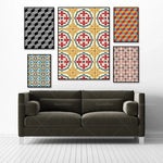 Décoration murale composée de motifs géométriques et ornementaux variés, créant un ensemble harmonieux et esthétique dans un espace de détente moderne.