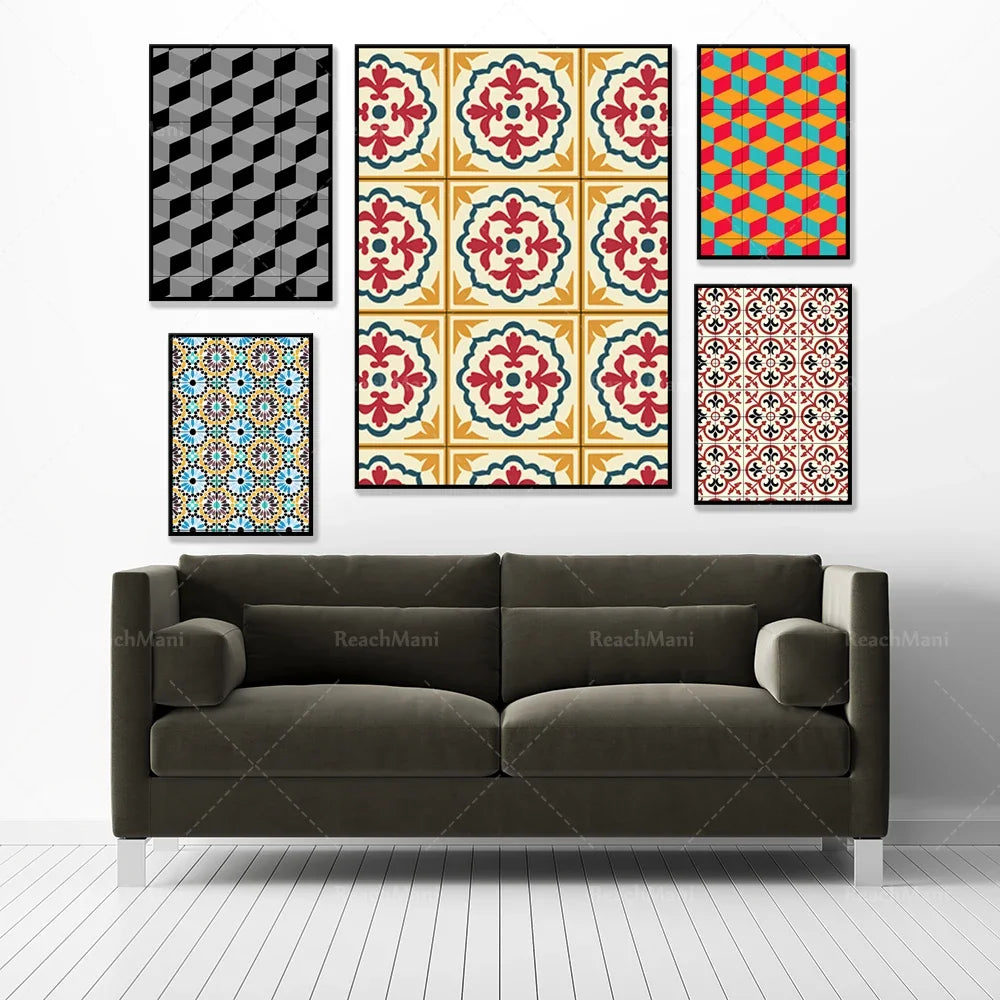 Décoration murale composée de motifs géométriques et ornementaux variés, créant un ensemble harmonieux et esthétique dans un espace de détente moderne.
