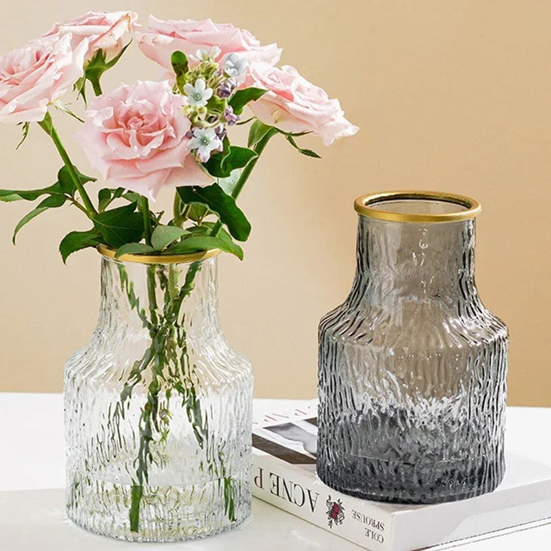 Détail du vase en verre transparent montrant sa qualité et sa transparence