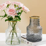 Détail du vase en verre transparent montrant sa qualité et sa transparence